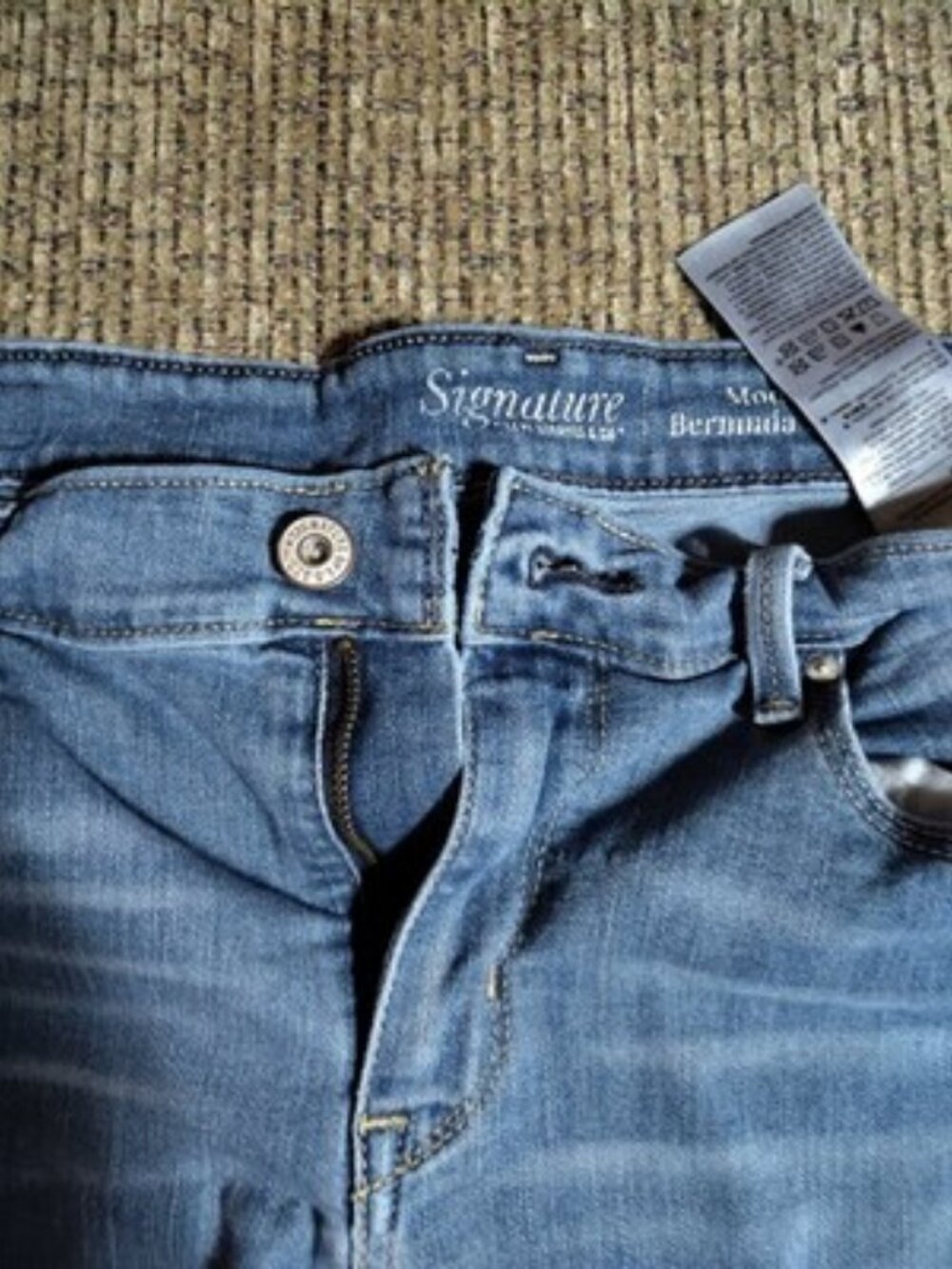 Signature Levi Strauss Modern Bermuda 9" Cuffed Shorts, Sz 14 Mid Wash Stretch - Picture 4 of 9
